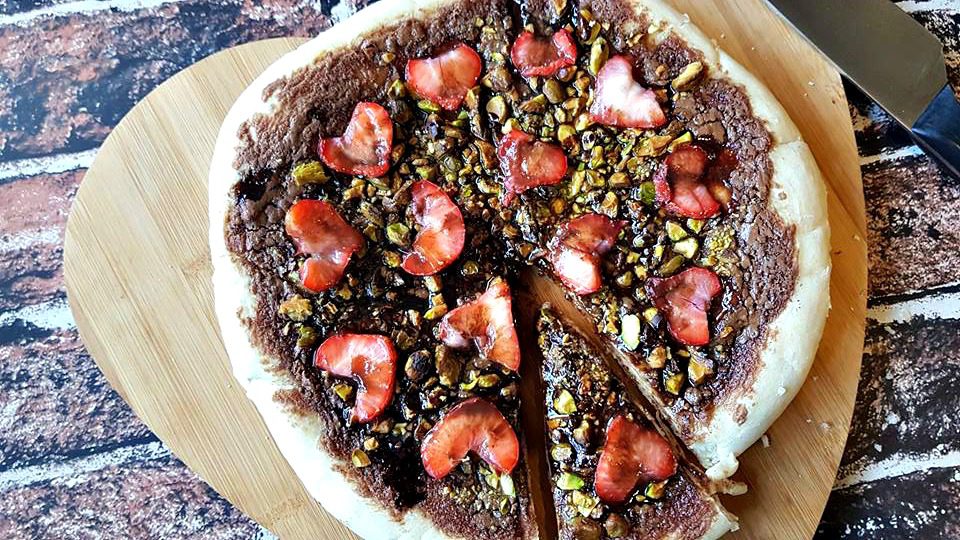 Dessert pizza pistachio & strawberry