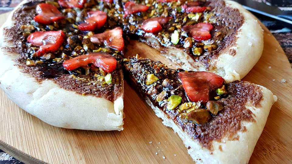 Dessert pizza pistachio & strawberry