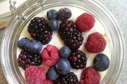 Overnight oats with berries Slimming World Friendly