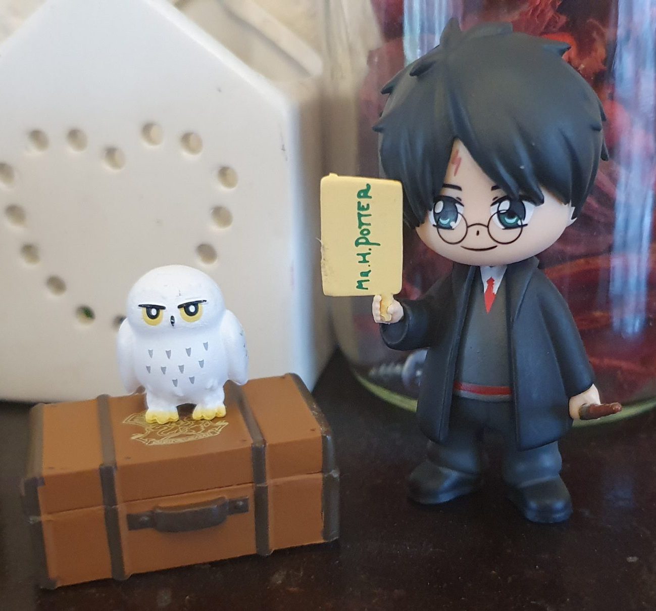 Magical Capsules contents Harry Potter figure, suitcase, Hedwig, wand and letter) after unwrapping